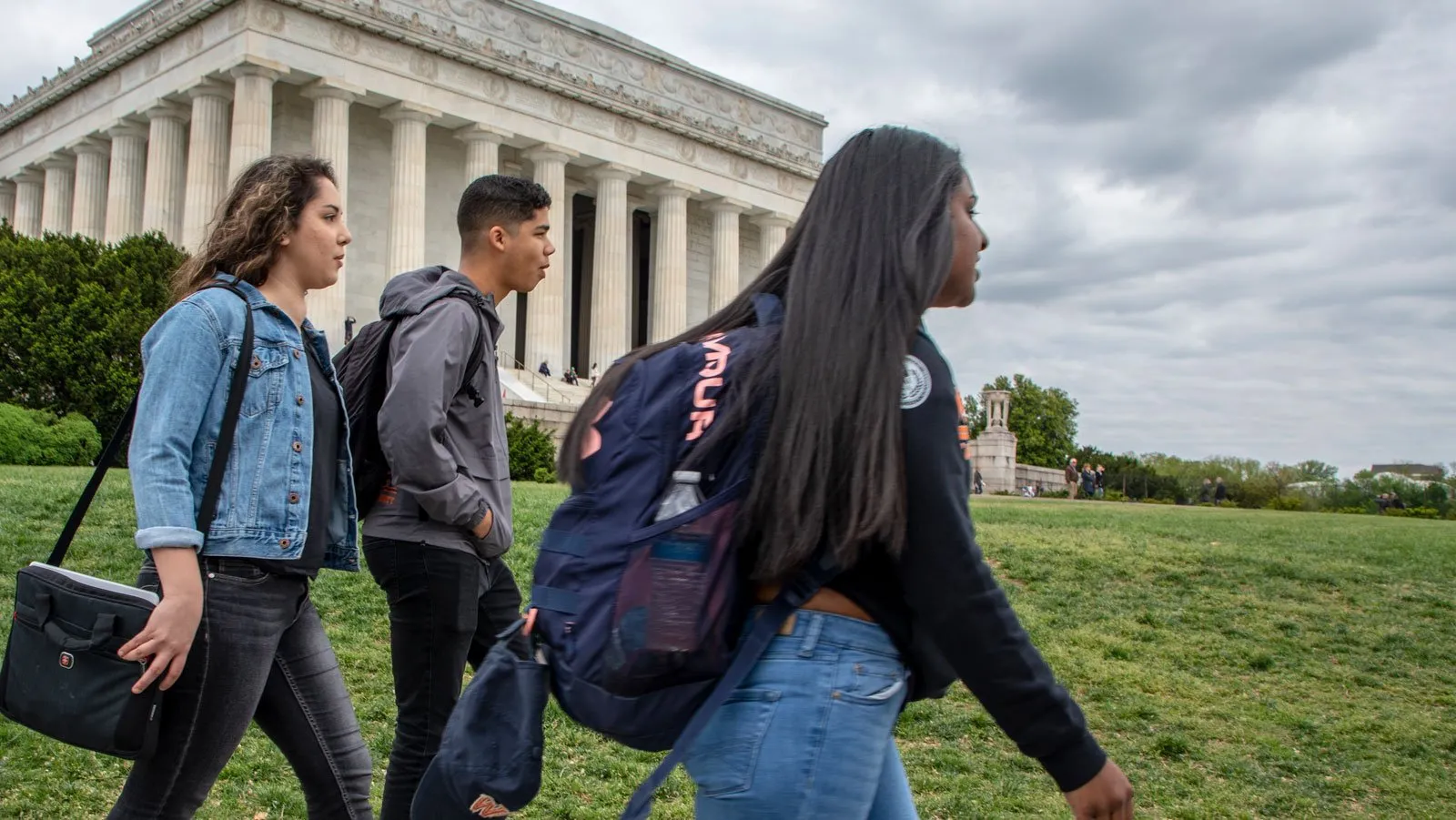 Students walking by the Lincoln Memorial